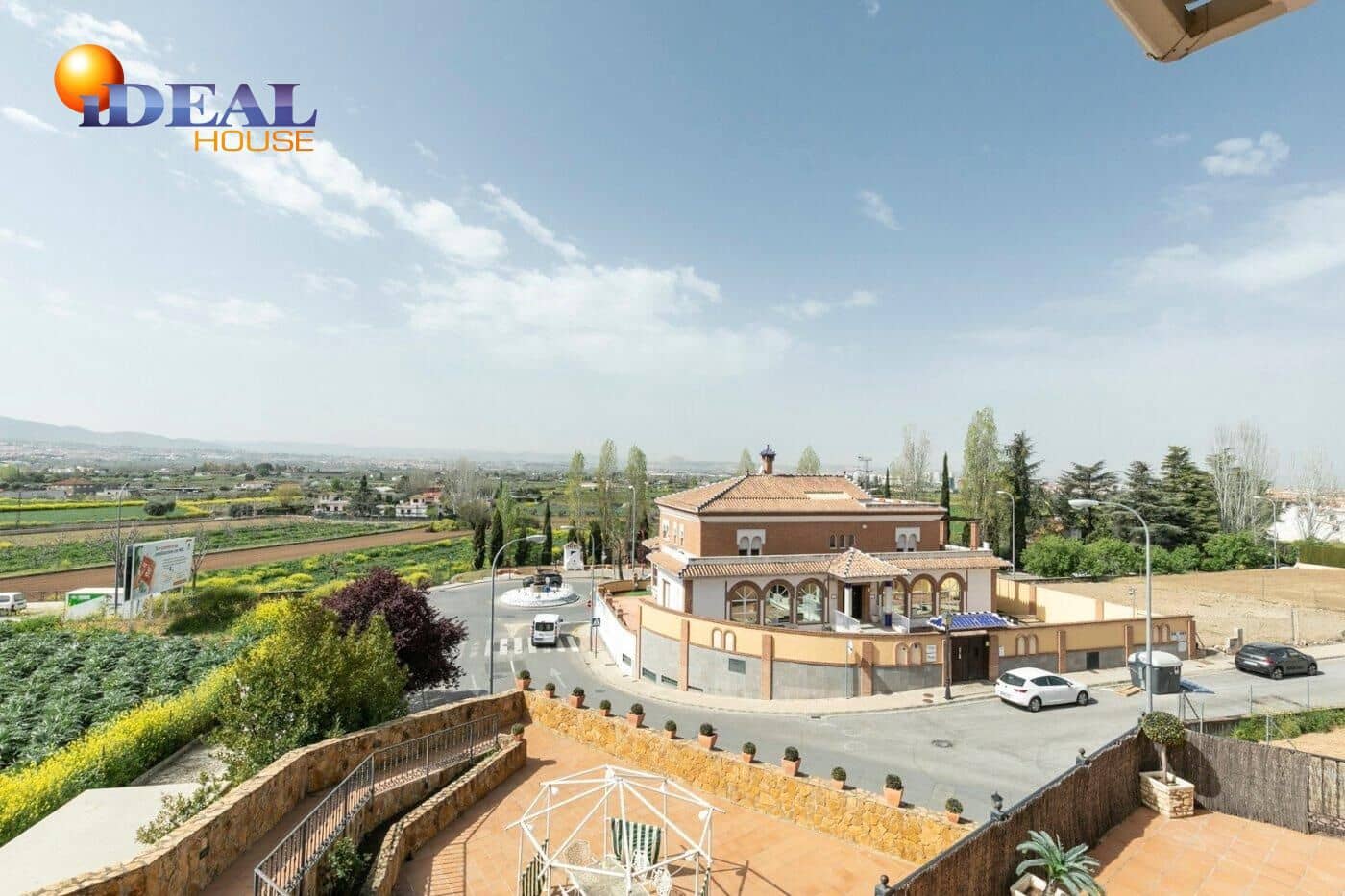 13 soverom Kjedet enebolig til salgs i Huetor Vega med svømmebasseng garasje - € 850 000 (Ref: 9433933)