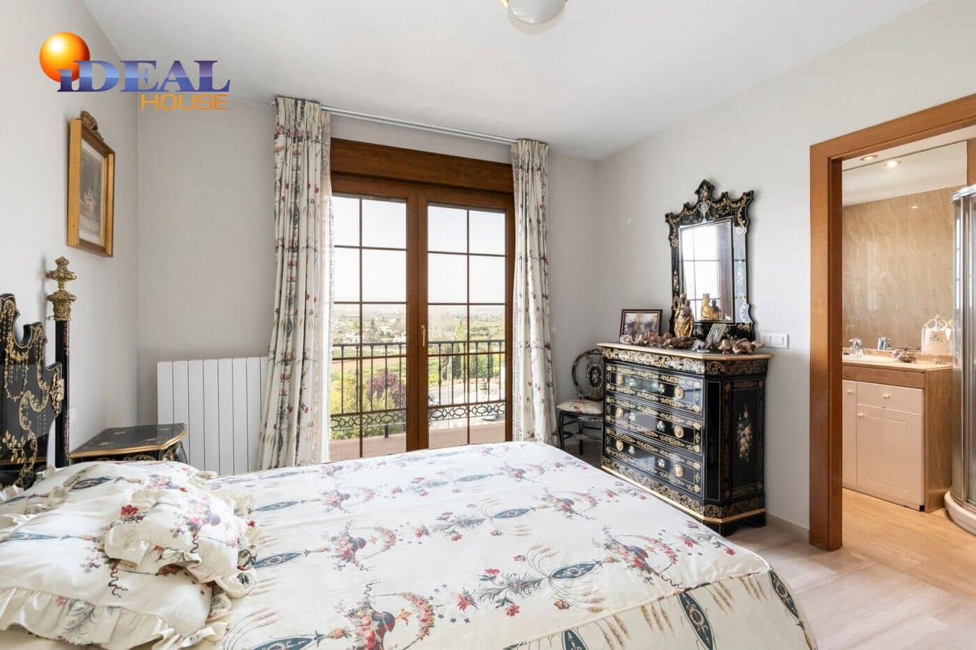 13 soverom Kjedet enebolig til salgs i Huetor Vega med svømmebasseng garasje - € 850 000 (Ref: 9433933)