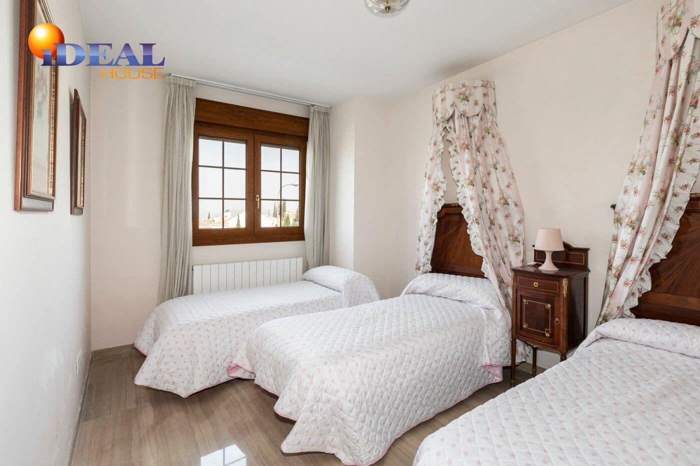 13 soverom Kjedet enebolig til salgs i Huetor Vega med svømmebasseng garasje - € 850 000 (Ref: 9433933)