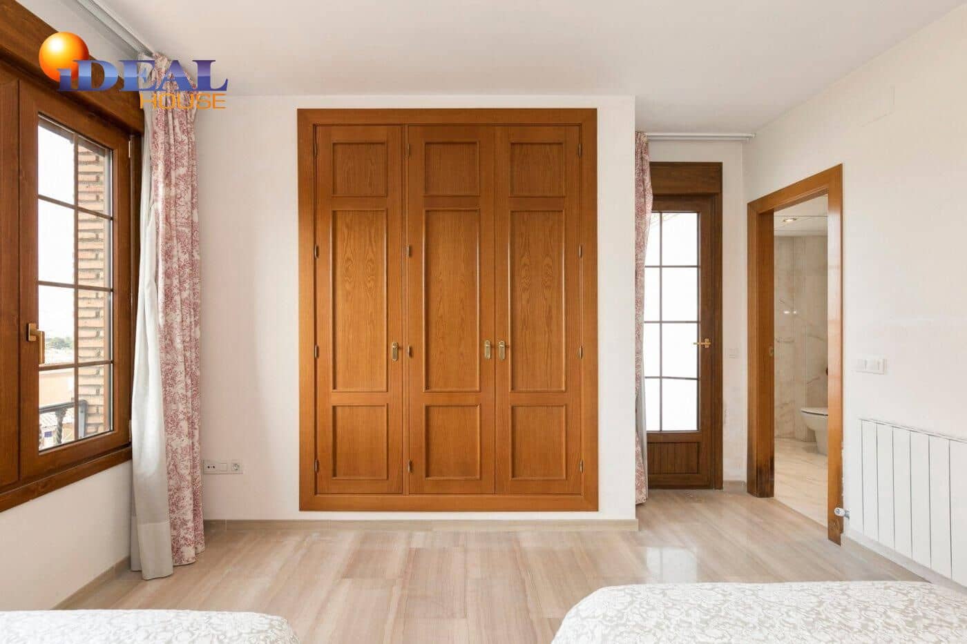 13 soverom Kjedet enebolig til salgs i Huetor Vega med svømmebasseng garasje - € 850 000 (Ref: 9433933)