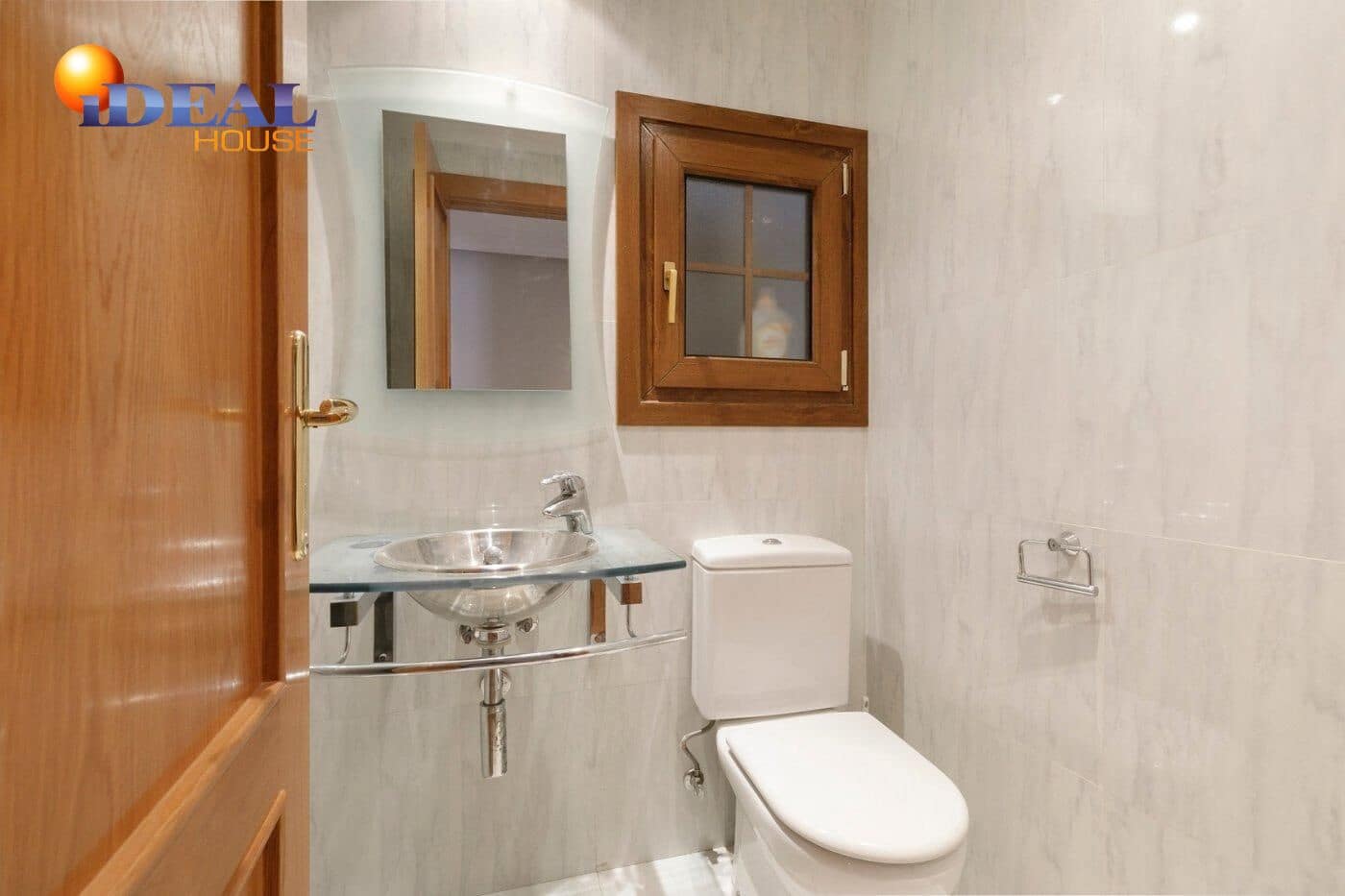 13 soverom Kjedet enebolig til salgs i Huetor Vega med svømmebasseng garasje - € 850 000 (Ref: 9433933)