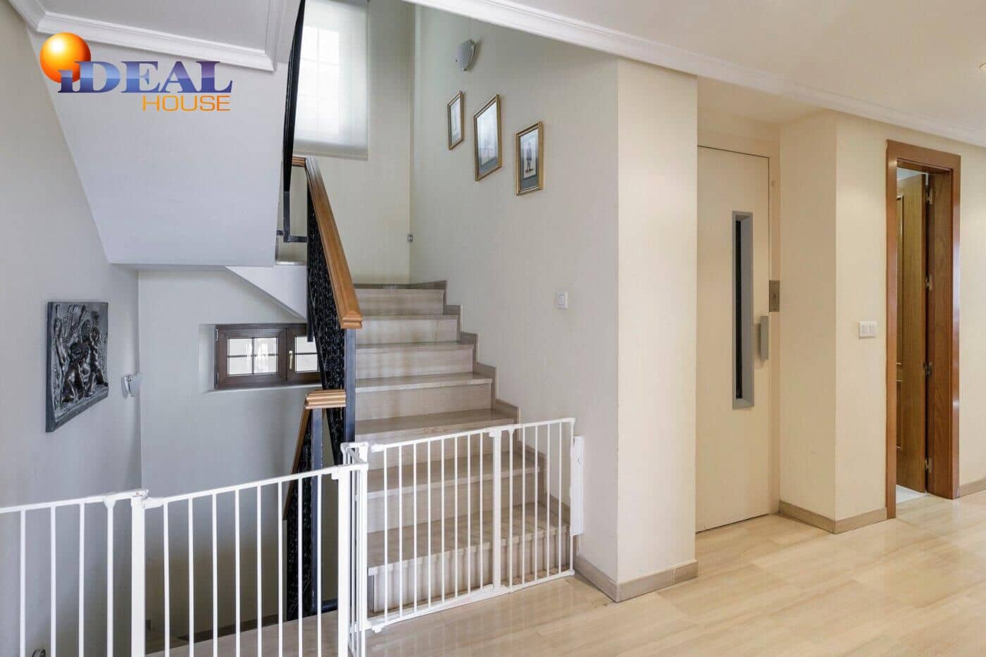 13 soverom Kjedet enebolig til salgs i Huetor Vega med svømmebasseng garasje - € 850 000 (Ref: 9433933)