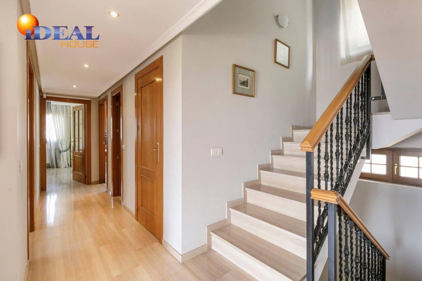 13 soverom Kjedet enebolig til salgs i Huetor Vega med svømmebasseng garasje - € 850 000 (Ref: 9433933)