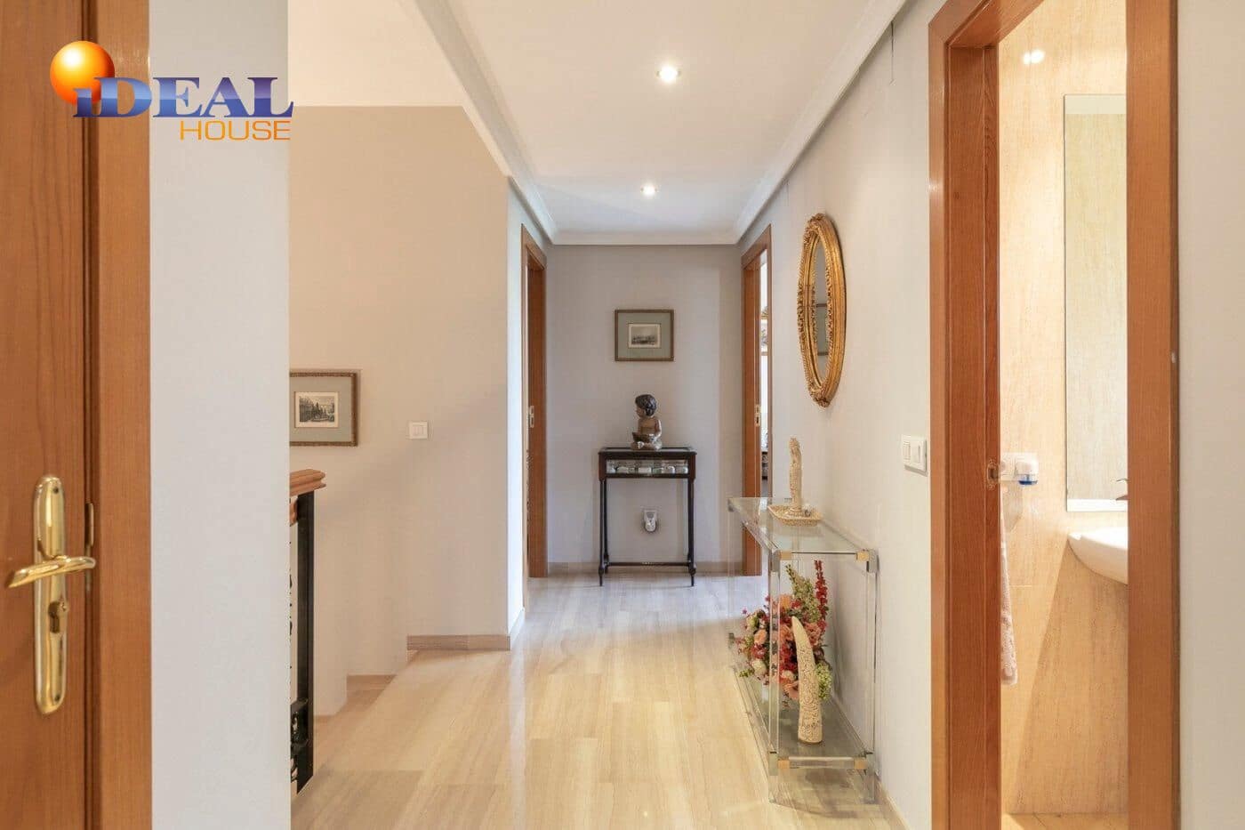 13 soverom Kjedet enebolig til salgs i Huetor Vega med svømmebasseng garasje - € 850 000 (Ref: 9433933)