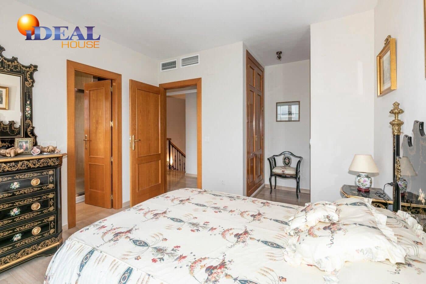 13 soverom Kjedet enebolig til salgs i Huetor Vega med svømmebasseng garasje - € 850 000 (Ref: 9433933)