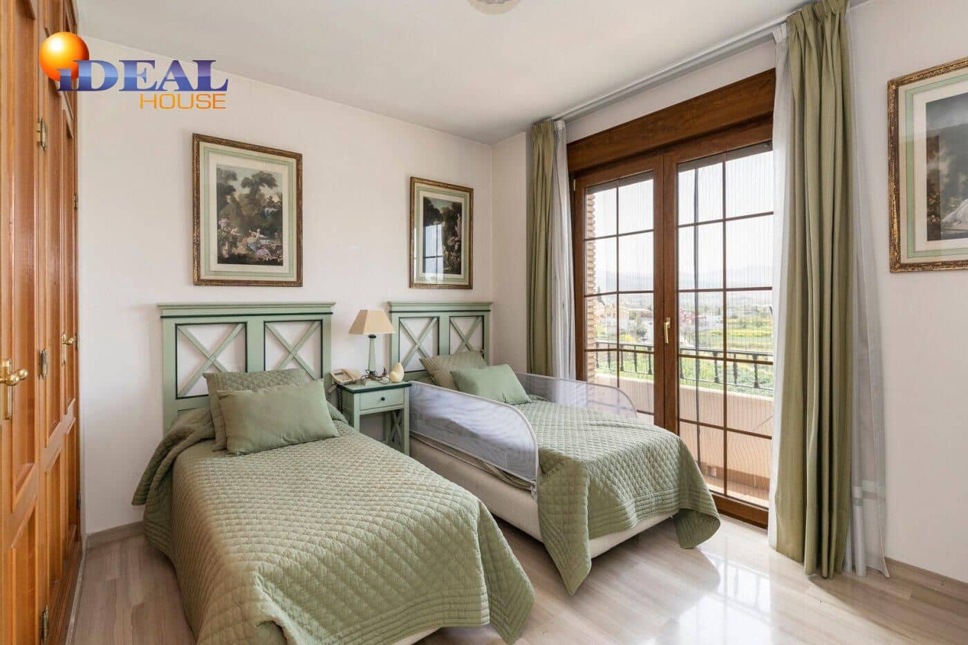 13 soverom Kjedet enebolig til salgs i Huetor Vega med svømmebasseng garasje - € 850 000 (Ref: 9433933)