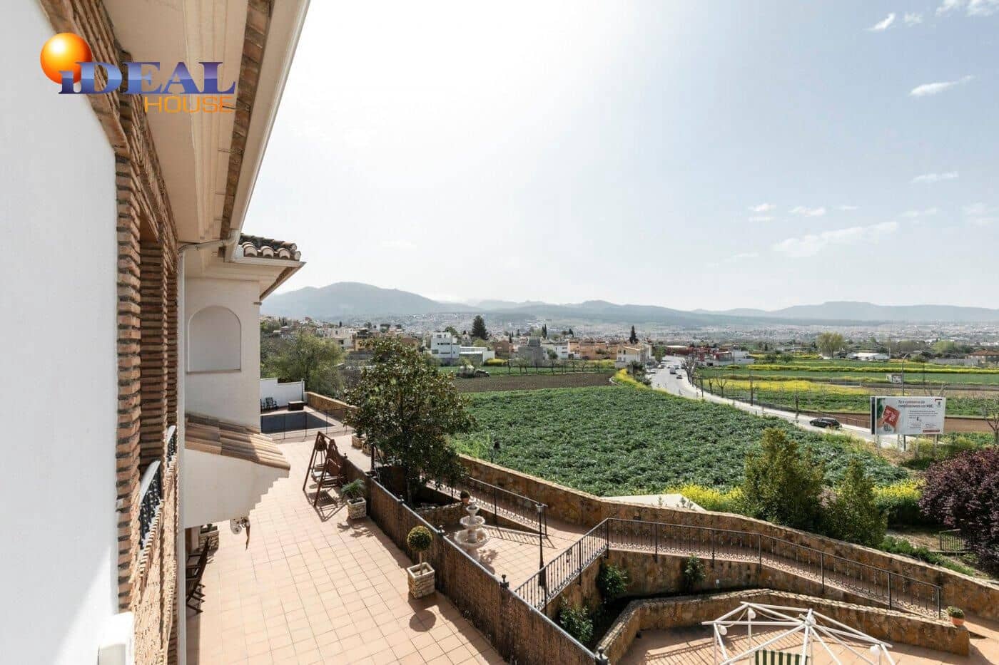 13 soverom Kjedet enebolig til salgs i Huetor Vega med svømmebasseng garasje - € 850 000 (Ref: 9433933)