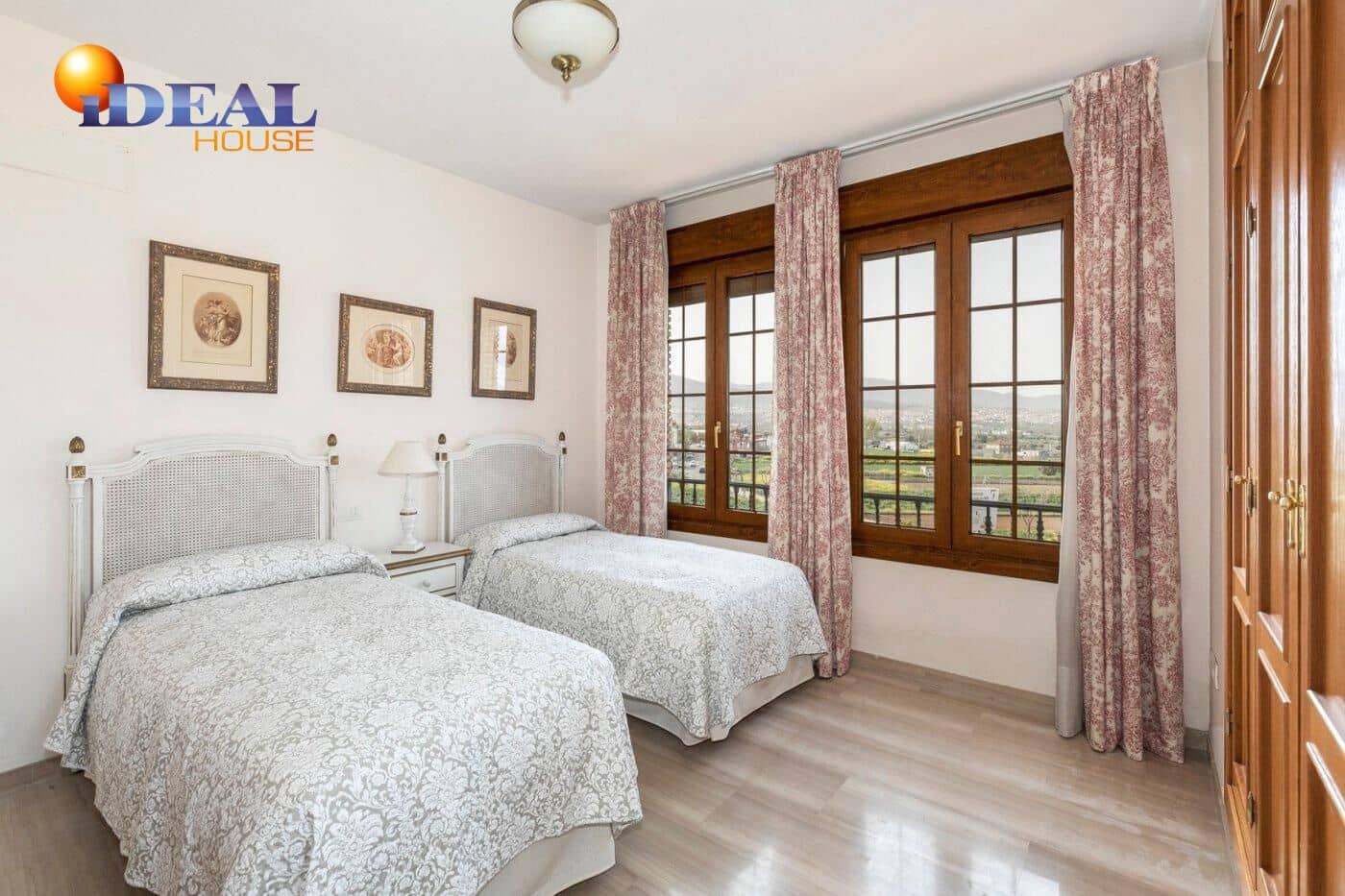 13 soverom Kjedet enebolig til salgs i Huetor Vega med svømmebasseng garasje - € 850 000 (Ref: 9433933)