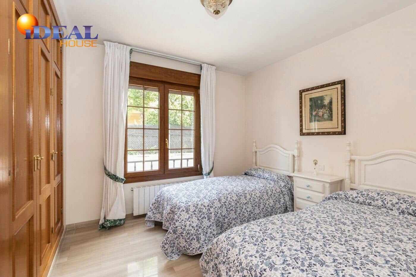 13 soverom Kjedet enebolig til salgs i Huetor Vega med svømmebasseng garasje - € 850 000 (Ref: 9433933)