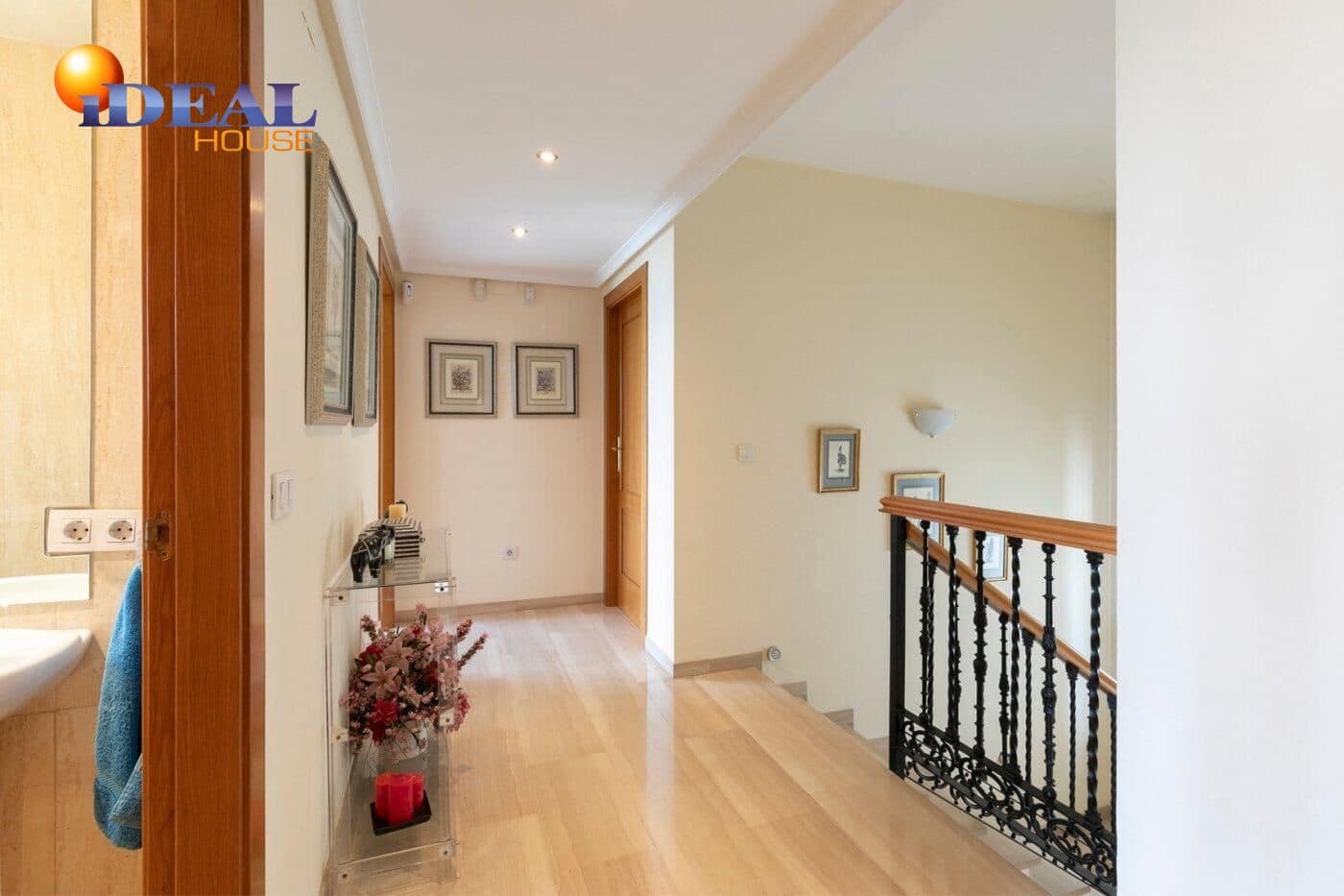 13 soverom Kjedet enebolig til salgs i Huetor Vega med svømmebasseng garasje - € 850 000 (Ref: 9433933)