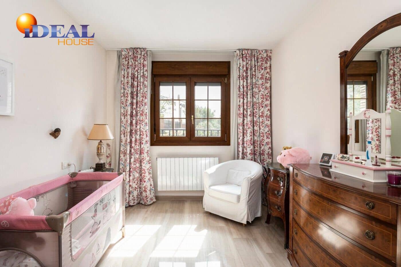 13 soverom Kjedet enebolig til salgs i Huetor Vega med svømmebasseng garasje - € 850 000 (Ref: 9433933)