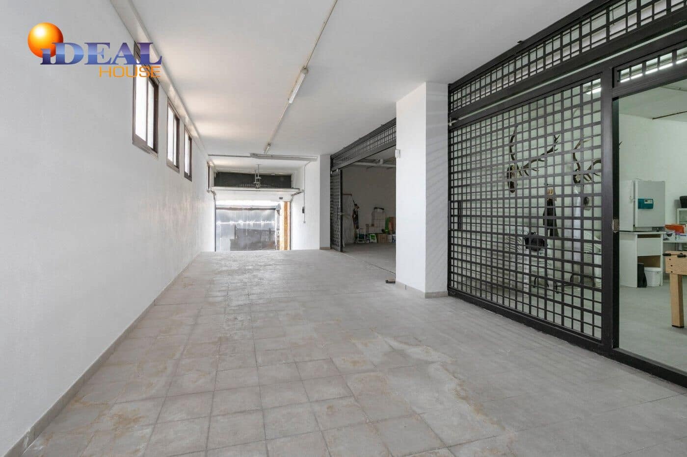 13 soverom Kjedet enebolig til salgs i Huetor Vega med svømmebasseng garasje - € 850 000 (Ref: 9433933)