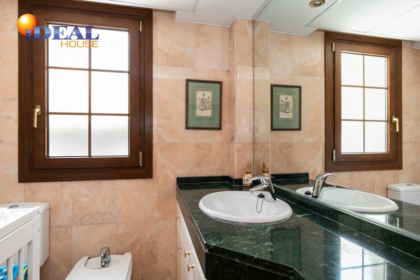 13 soverom Kjedet enebolig til salgs i Huetor Vega med svømmebasseng garasje - € 850 000 (Ref: 9433933)