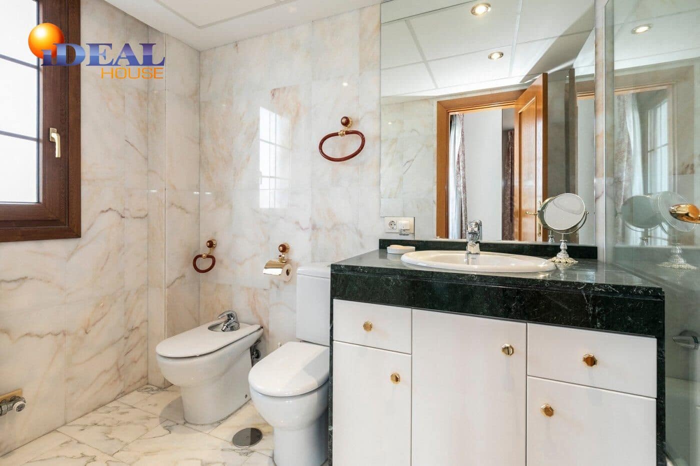 13 soverom Kjedet enebolig til salgs i Huetor Vega med svømmebasseng garasje - € 850 000 (Ref: 9433933)