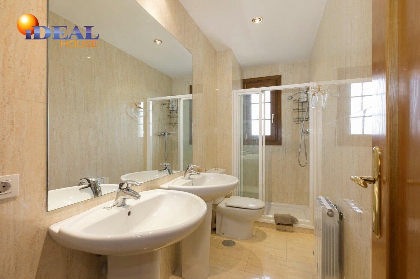 13 soverom Kjedet enebolig til salgs i Huetor Vega med svømmebasseng garasje - € 850 000 (Ref: 9433933)