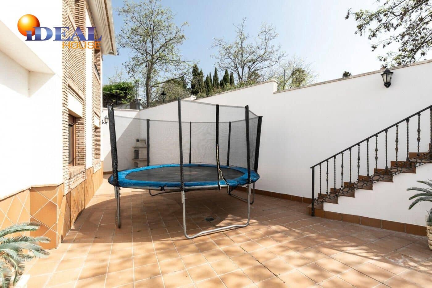 13 soverom Kjedet enebolig til salgs i Huetor Vega med svømmebasseng garasje - € 850 000 (Ref: 9433933)