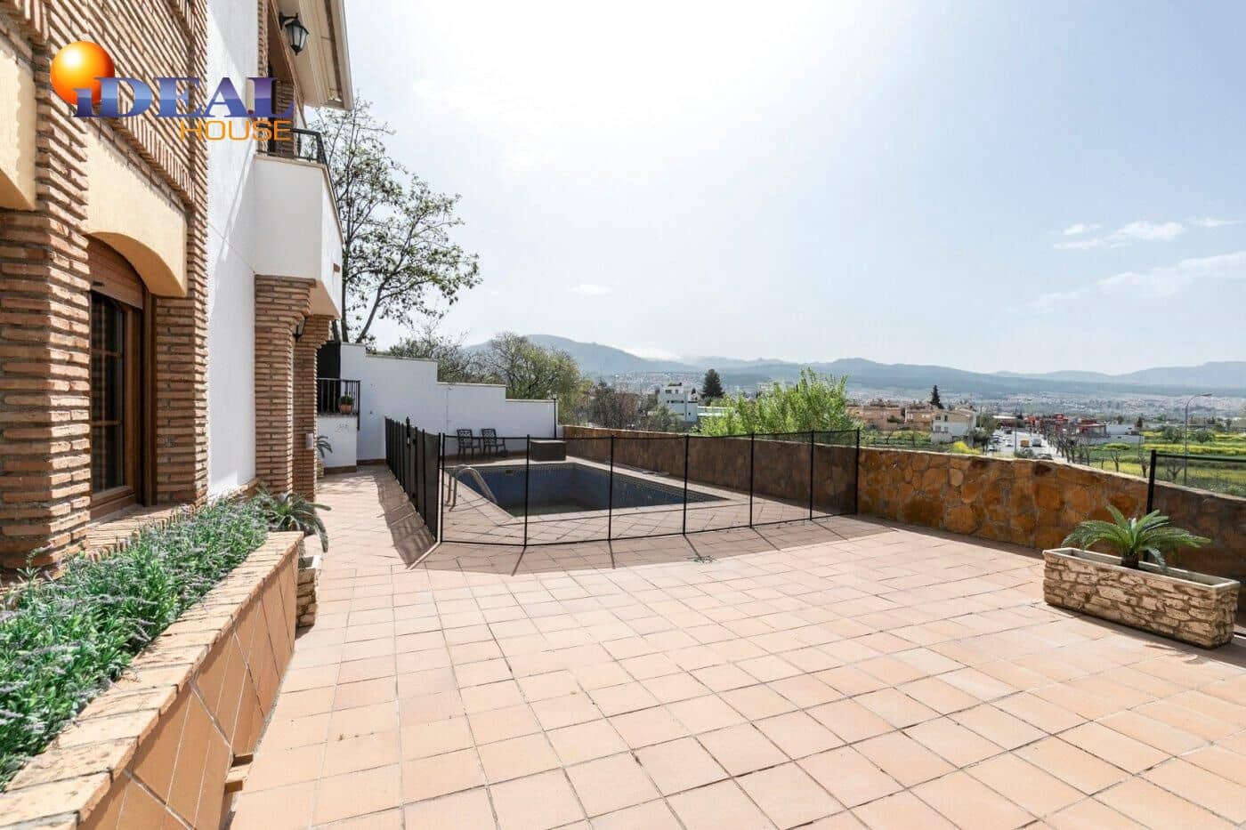 13 soverom Kjedet enebolig til salgs i Huetor Vega med svømmebasseng garasje - € 850 000 (Ref: 9433933)