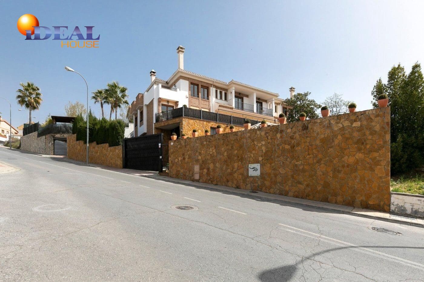 13 soverom Kjedet enebolig til salgs i Huetor Vega med svømmebasseng garasje - € 850 000 (Ref: 9433933)