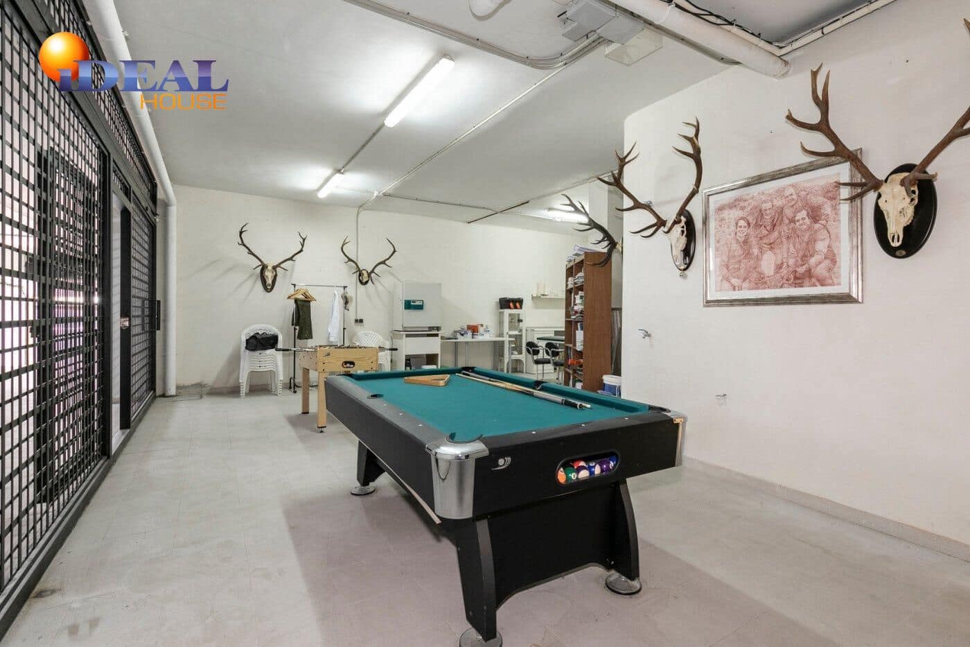 13 soverom Kjedet enebolig til salgs i Huetor Vega med svømmebasseng garasje - € 850 000 (Ref: 9433933)