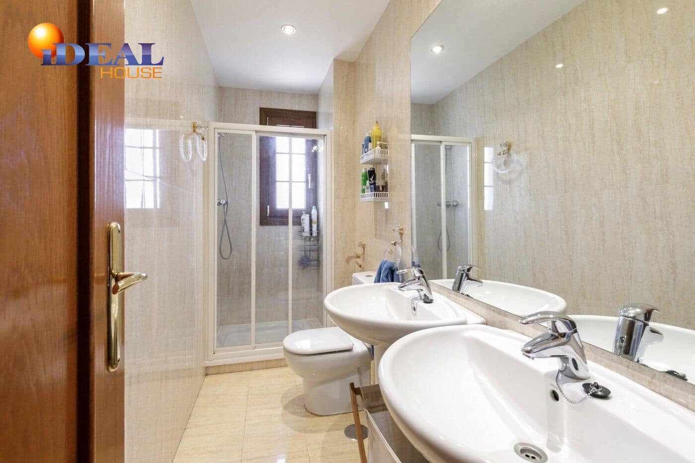 13 soverom Kjedet enebolig til salgs i Huetor Vega med svømmebasseng garasje - € 850 000 (Ref: 9433933)