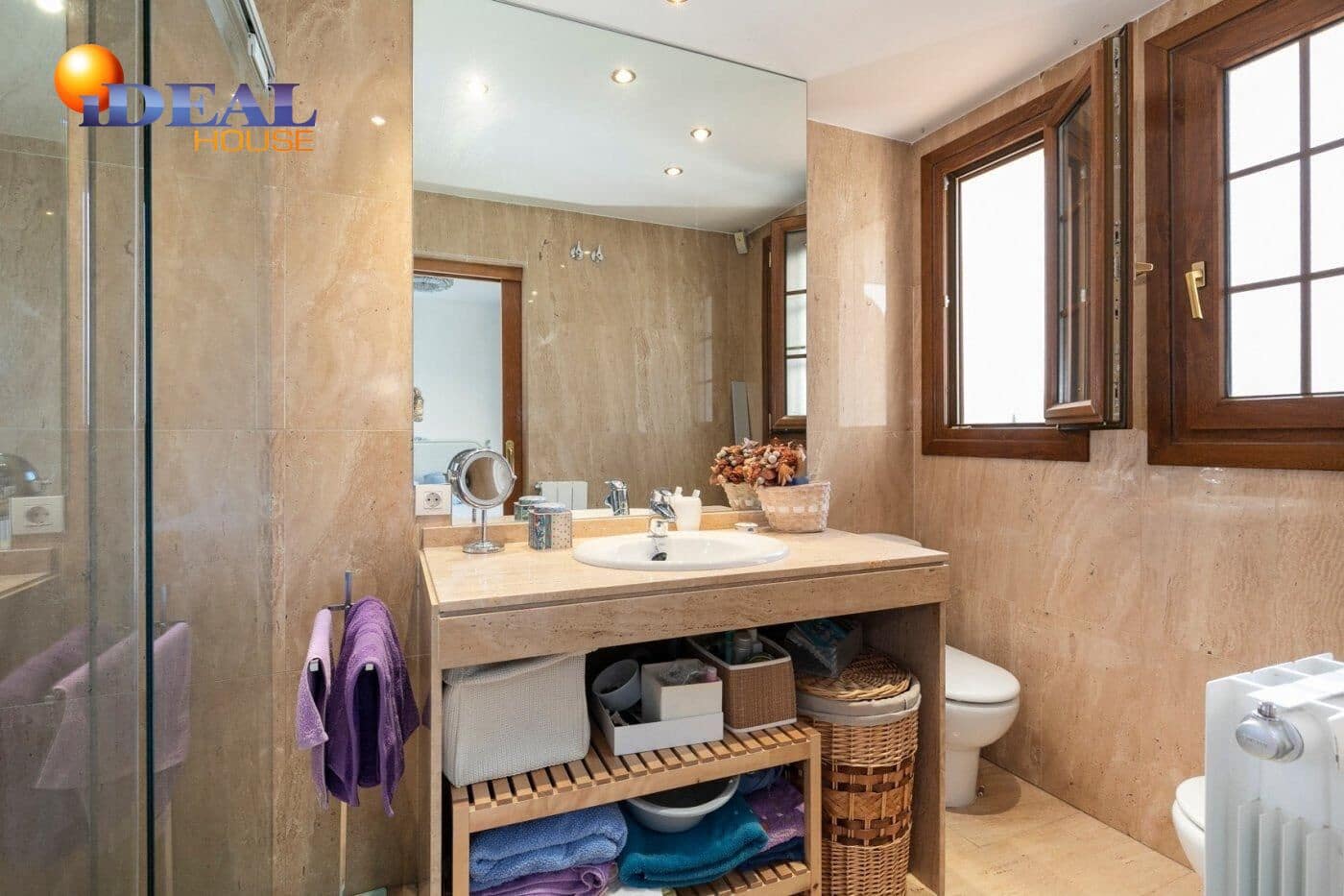 13 soverom Kjedet enebolig til salgs i Huetor Vega med svømmebasseng garasje - € 850 000 (Ref: 9433933)