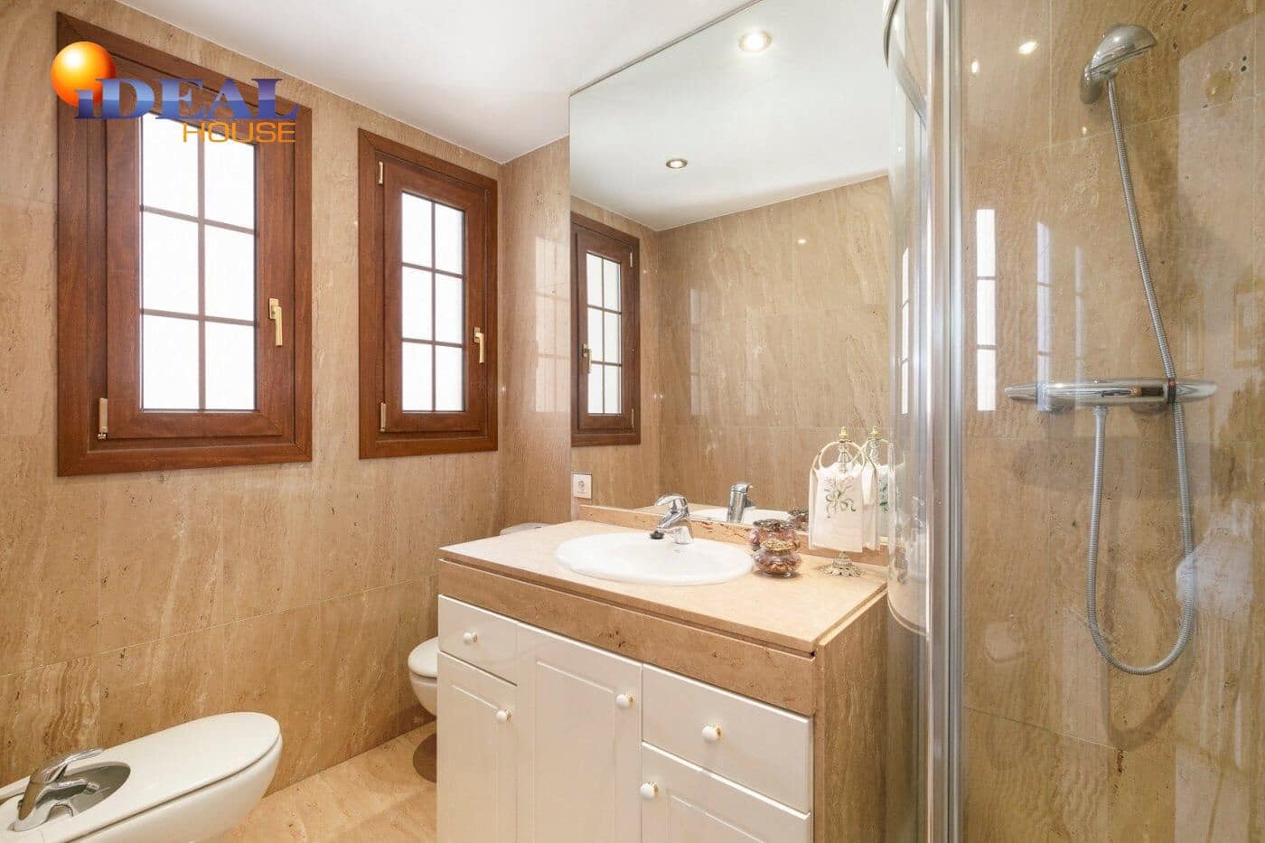 13 soverom Kjedet enebolig til salgs i Huetor Vega med svømmebasseng garasje - € 850 000 (Ref: 9433933)