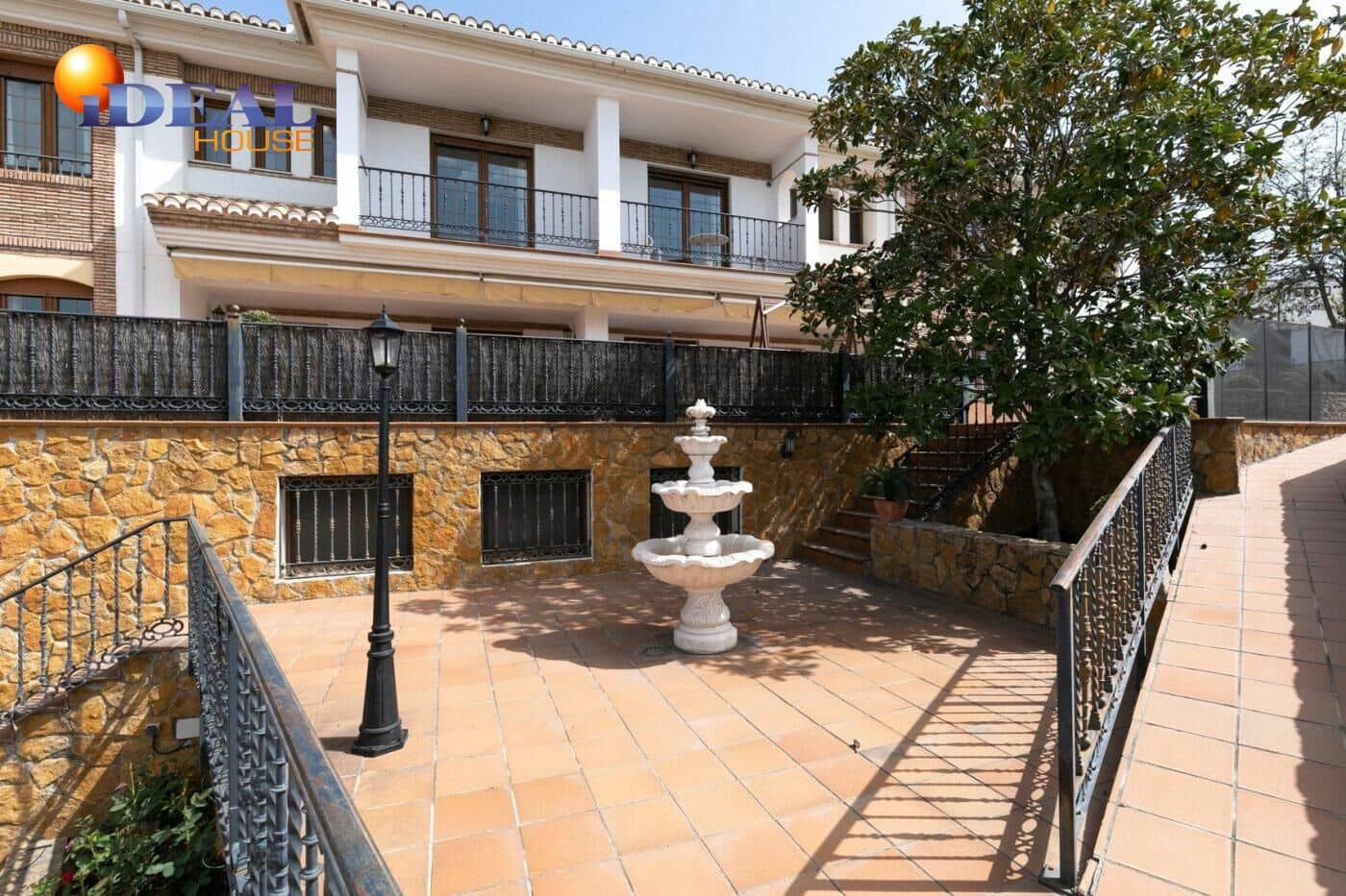 13 soverom Kjedet enebolig til salgs i Huetor Vega med svømmebasseng garasje - € 850 000 (Ref: 9433933)