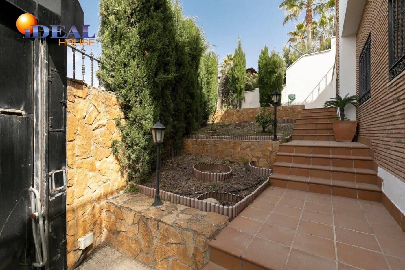 13 soverom Kjedet enebolig til salgs i Huetor Vega med svømmebasseng garasje - € 850 000 (Ref: 9433933)