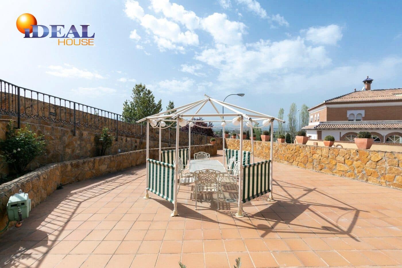 13 soverom Kjedet enebolig til salgs i Huetor Vega med svømmebasseng garasje - € 850 000 (Ref: 9433933)