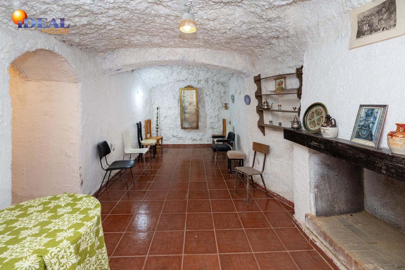 Grottehus til salgs i Granada by - € 119 000 (Ref: 9433943)