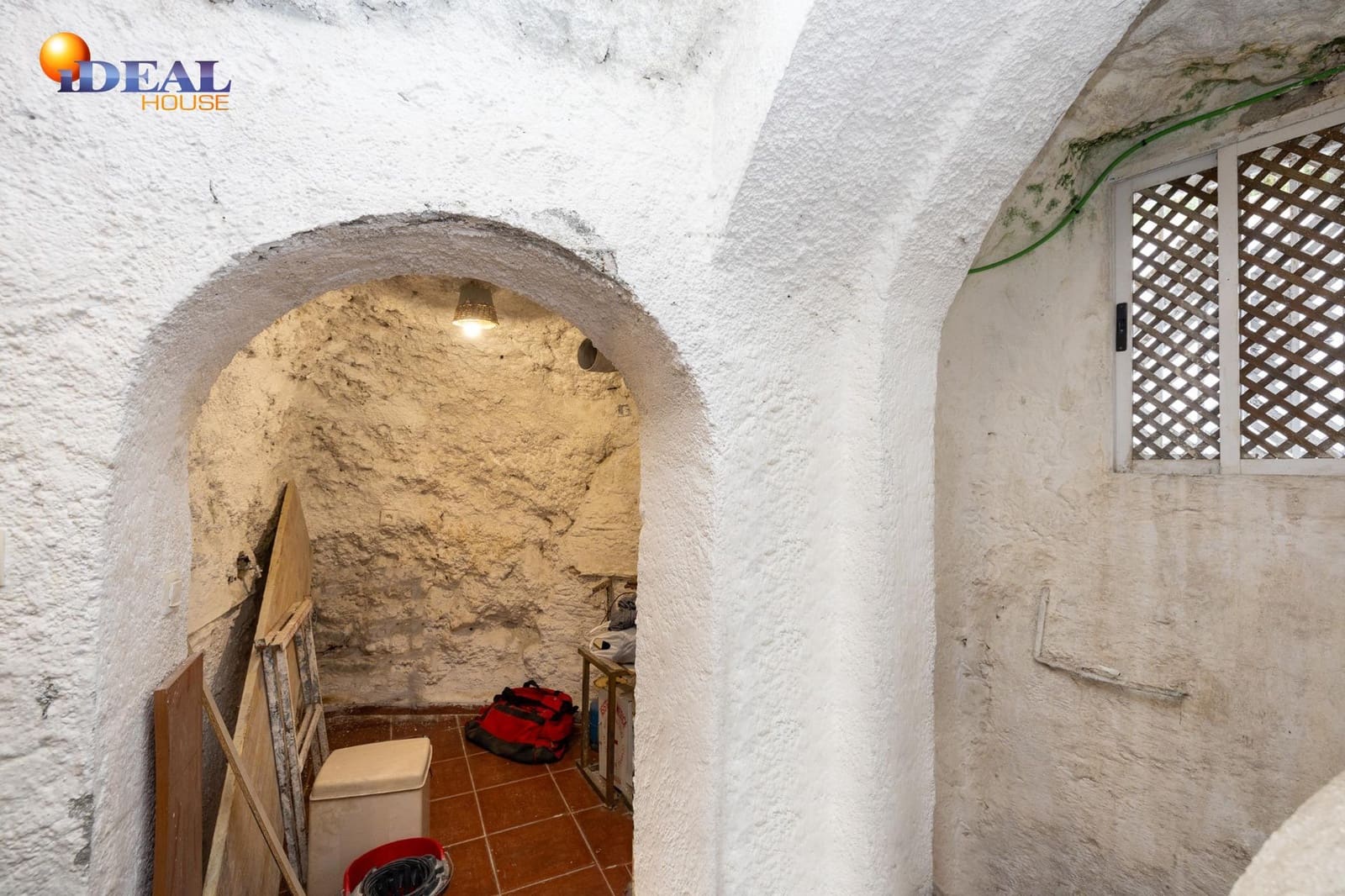 Grottehus til salgs i Granada by - € 119 000 (Ref: 9433943)