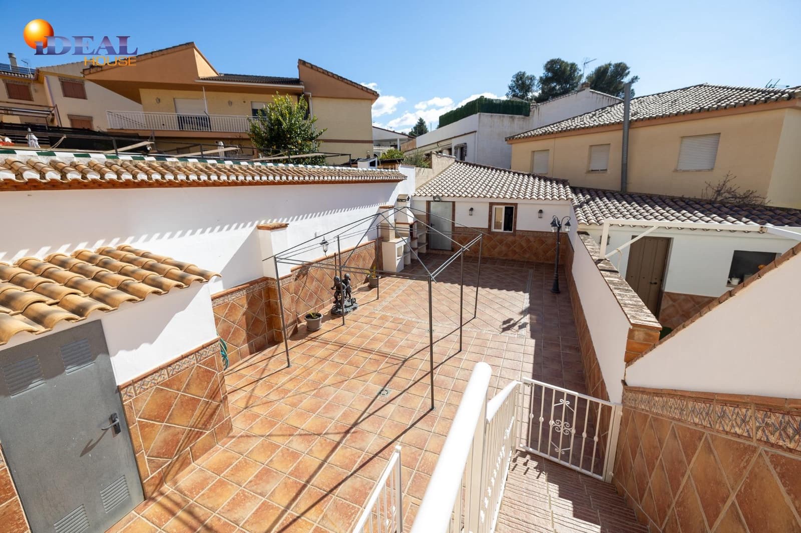 3 bedroom Terraced Villa for sale in Huetor Vega with garage - € 329,000 (Ref: 9433946)