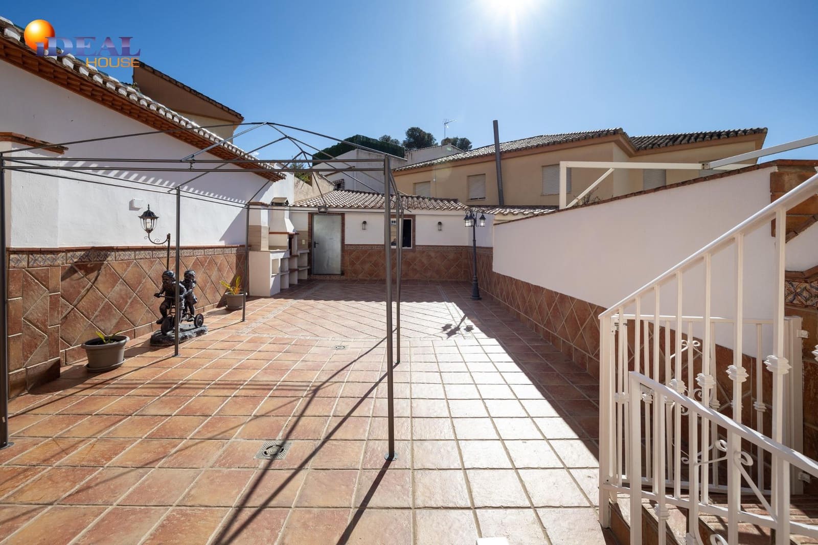 3 bedroom Terraced Villa for sale in Huetor Vega with garage - € 329,000 (Ref: 9433946)