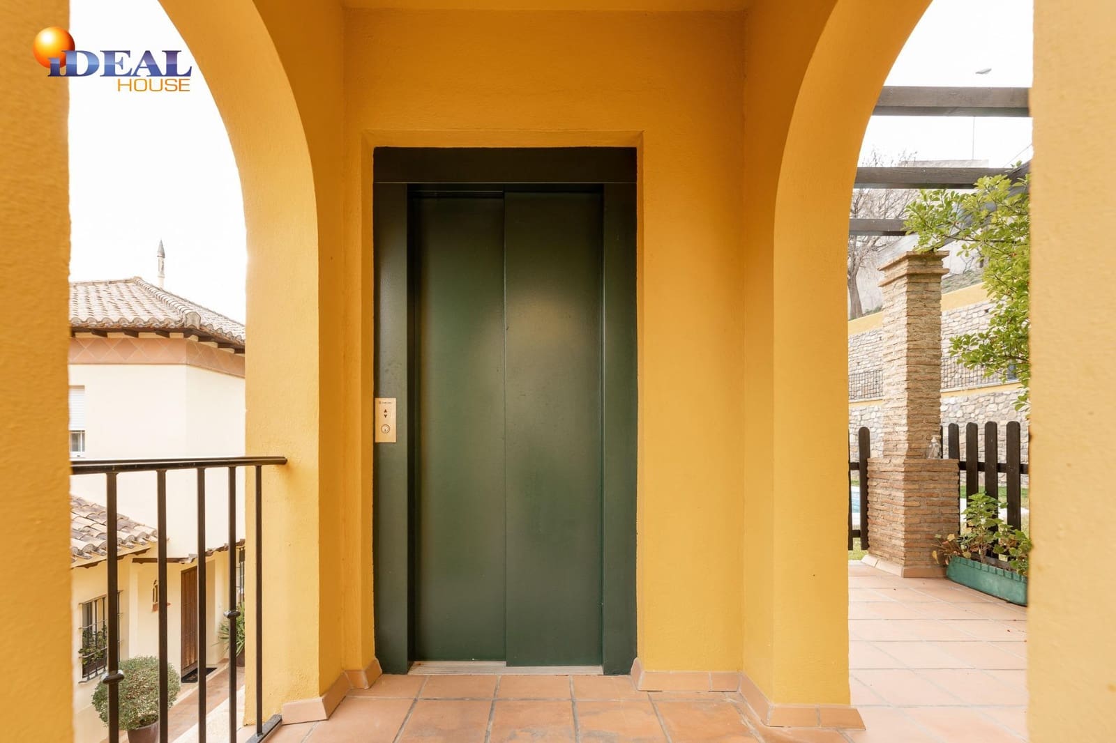 4 slaapkamer Rijtjeshuis te koop in Granada stad met zwembad garage - € 475.000 (Ref: 9433958)