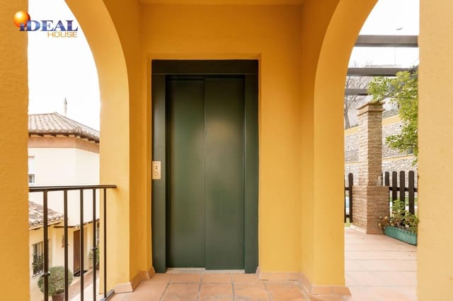 4 slaapkamer Rijtjeshuis te koop in Granada stad met zwembad garage - € 475.000 (Ref: 9433958)