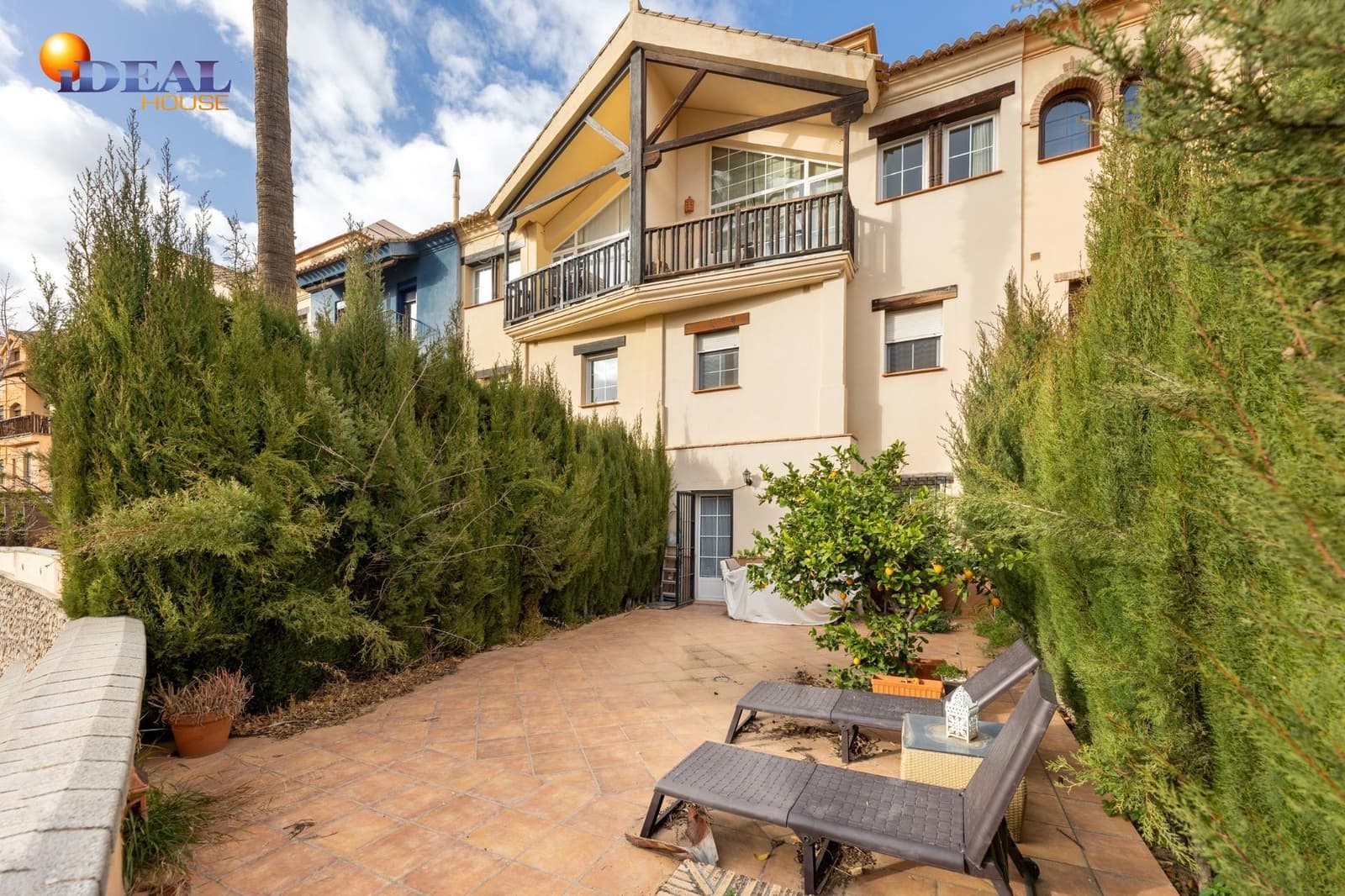 4 slaapkamer Rijtjeshuis te koop in Granada stad met zwembad garage - € 475.000 (Ref: 9433958)