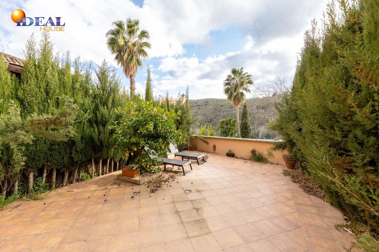 4 slaapkamer Rijtjeshuis te koop in Granada stad met zwembad garage - € 475.000 (Ref: 9433958)