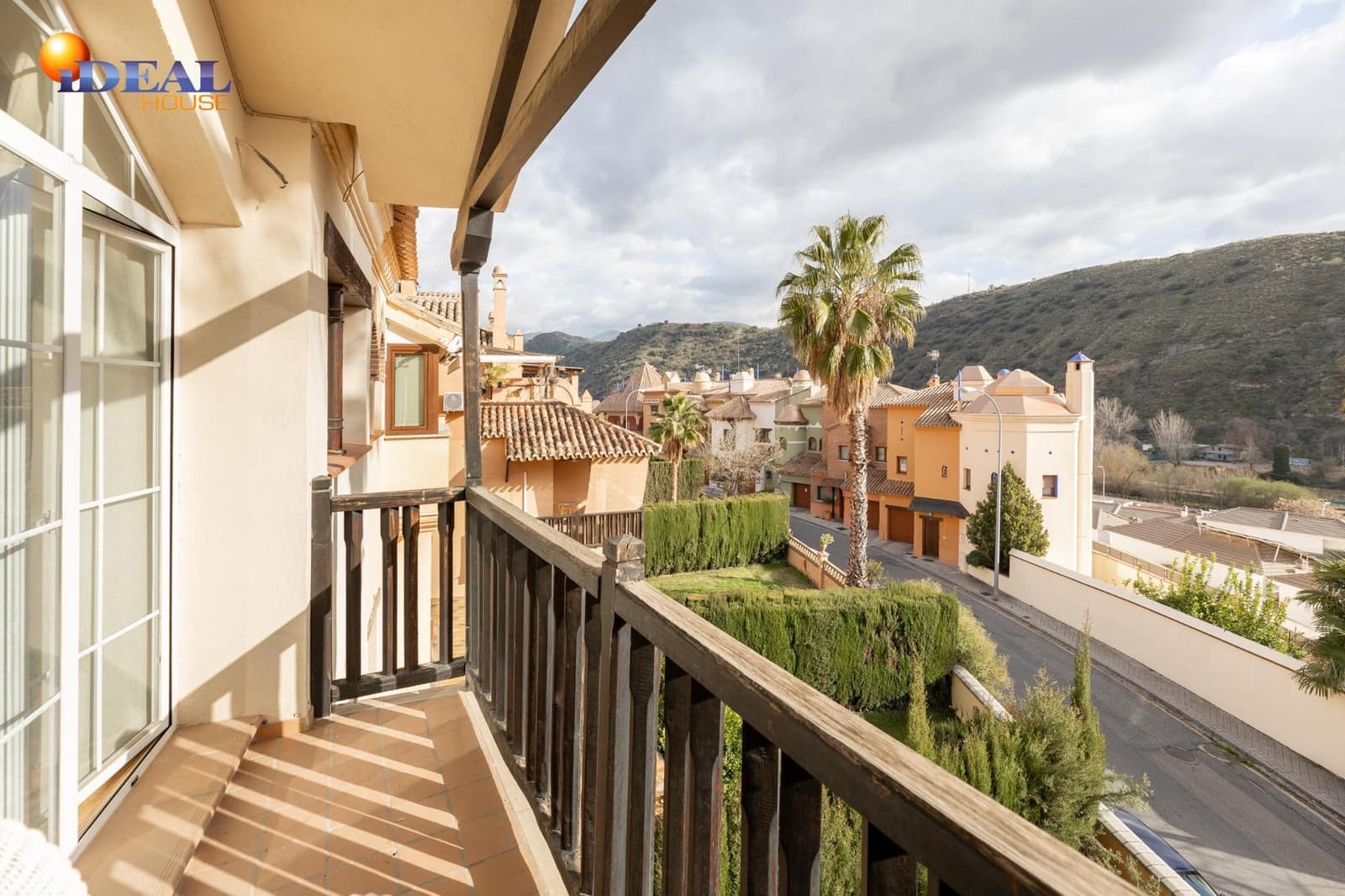 4 slaapkamer Rijtjeshuis te koop in Granada stad met zwembad garage - € 475.000 (Ref: 9433958)