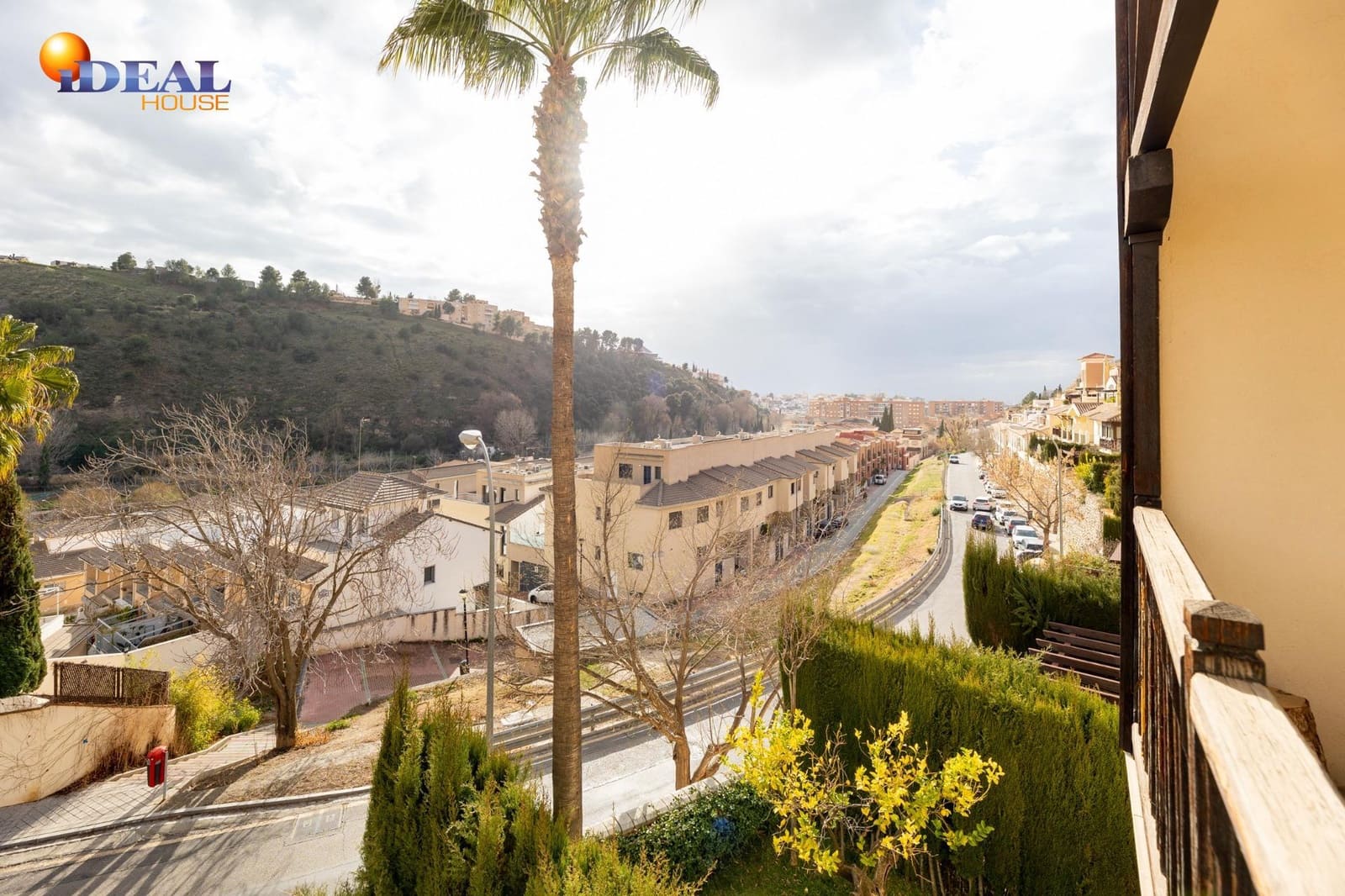 4 slaapkamer Rijtjeshuis te koop in Granada stad met zwembad garage - € 475.000 (Ref: 9433958)