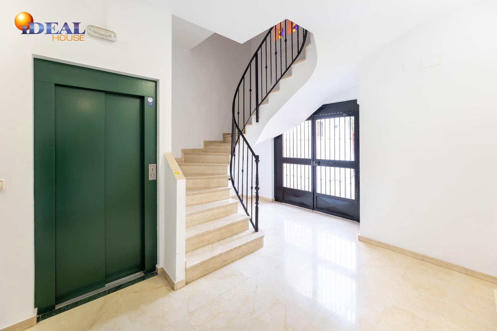 4 slaapkamer Rijtjeshuis te koop in Granada stad met zwembad garage - € 475.000 (Ref: 9433958)