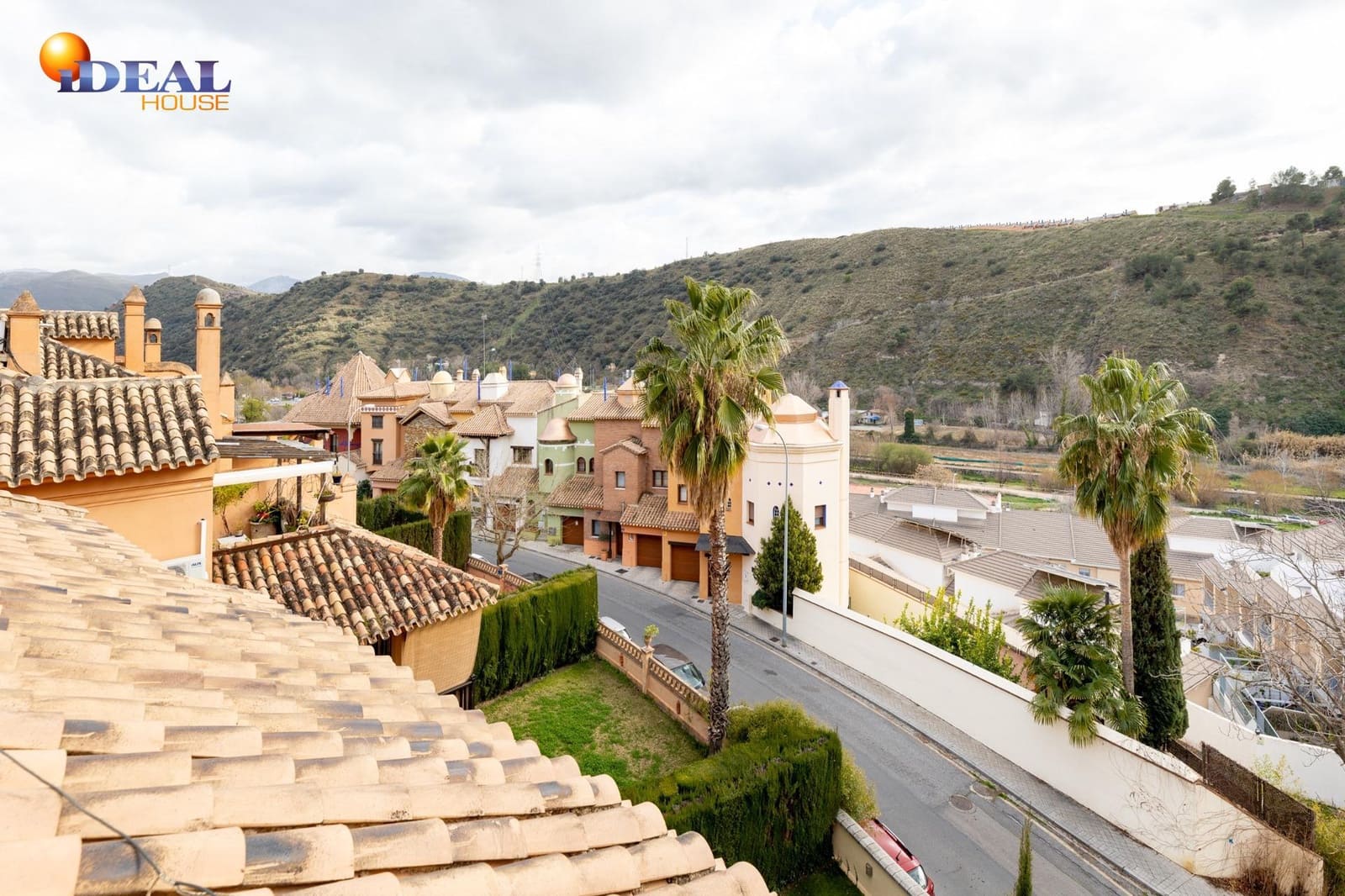 4 slaapkamer Rijtjeshuis te koop in Granada stad met zwembad garage - € 475.000 (Ref: 9433958)