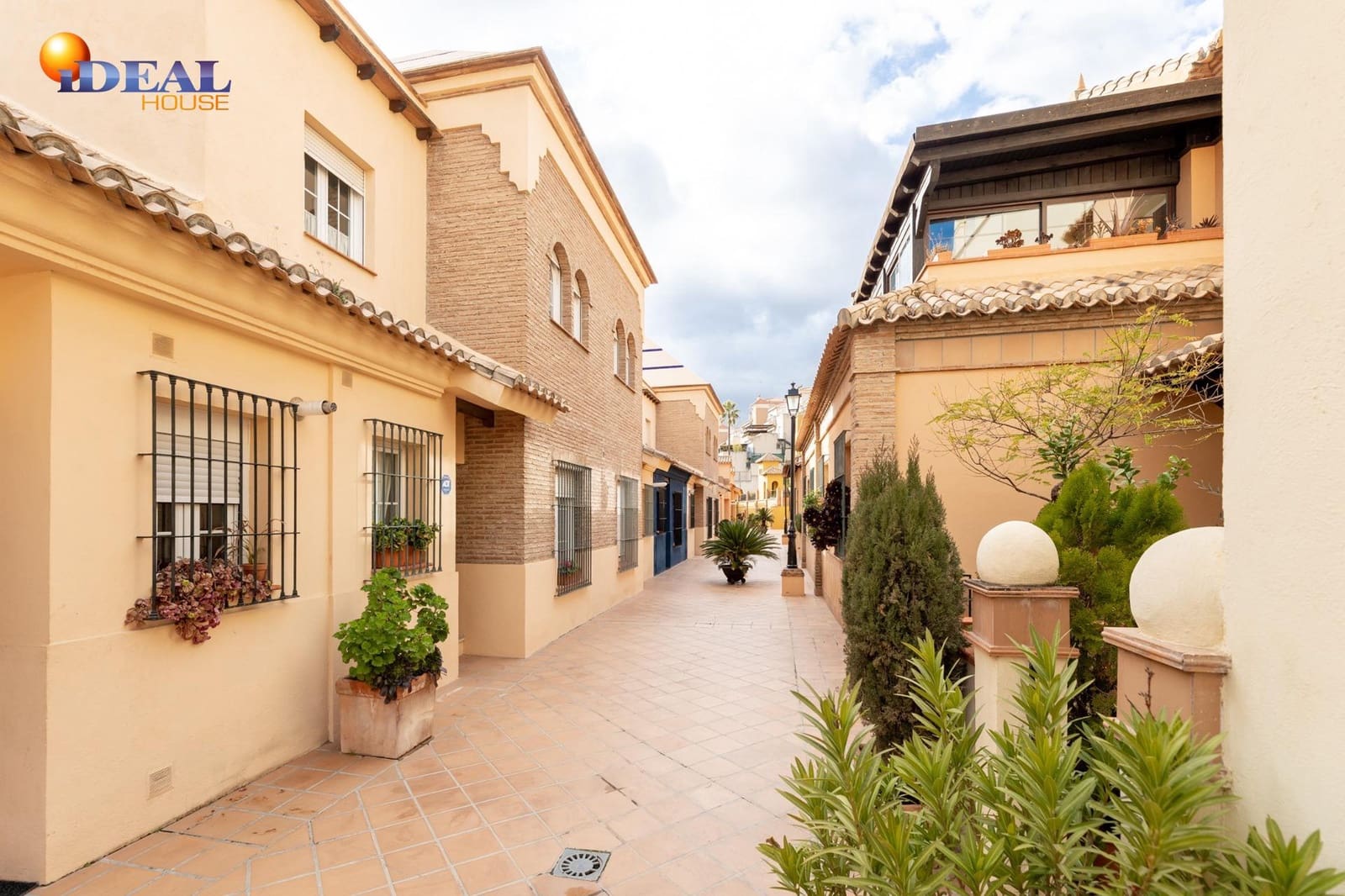 4 slaapkamer Rijtjeshuis te koop in Granada stad met zwembad garage - € 475.000 (Ref: 9433958)