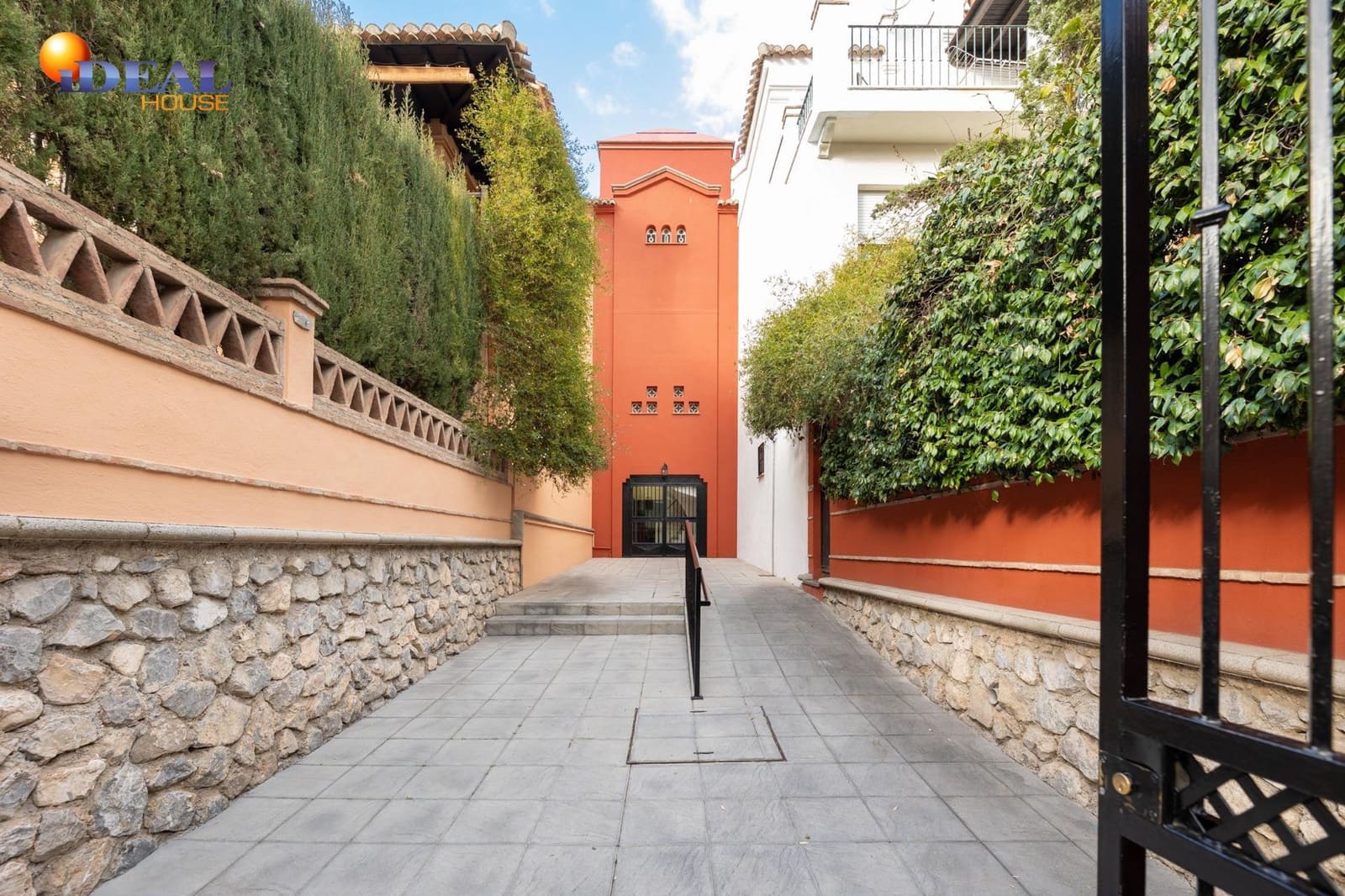 4 slaapkamer Rijtjeshuis te koop in Granada stad met zwembad garage - € 475.000 (Ref: 9433958)