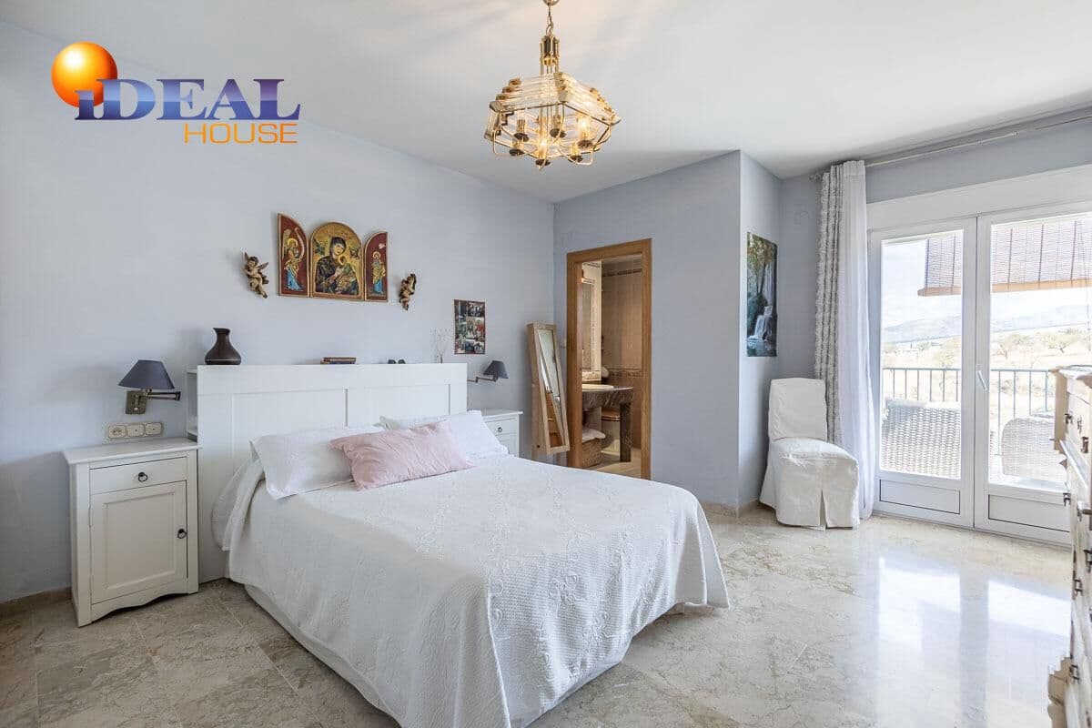 6 makuuhuone Huvila myytävänä paikassa Gojar mukana uima-altaan 
autotalli - 445 000 € (Ref: 9433983)