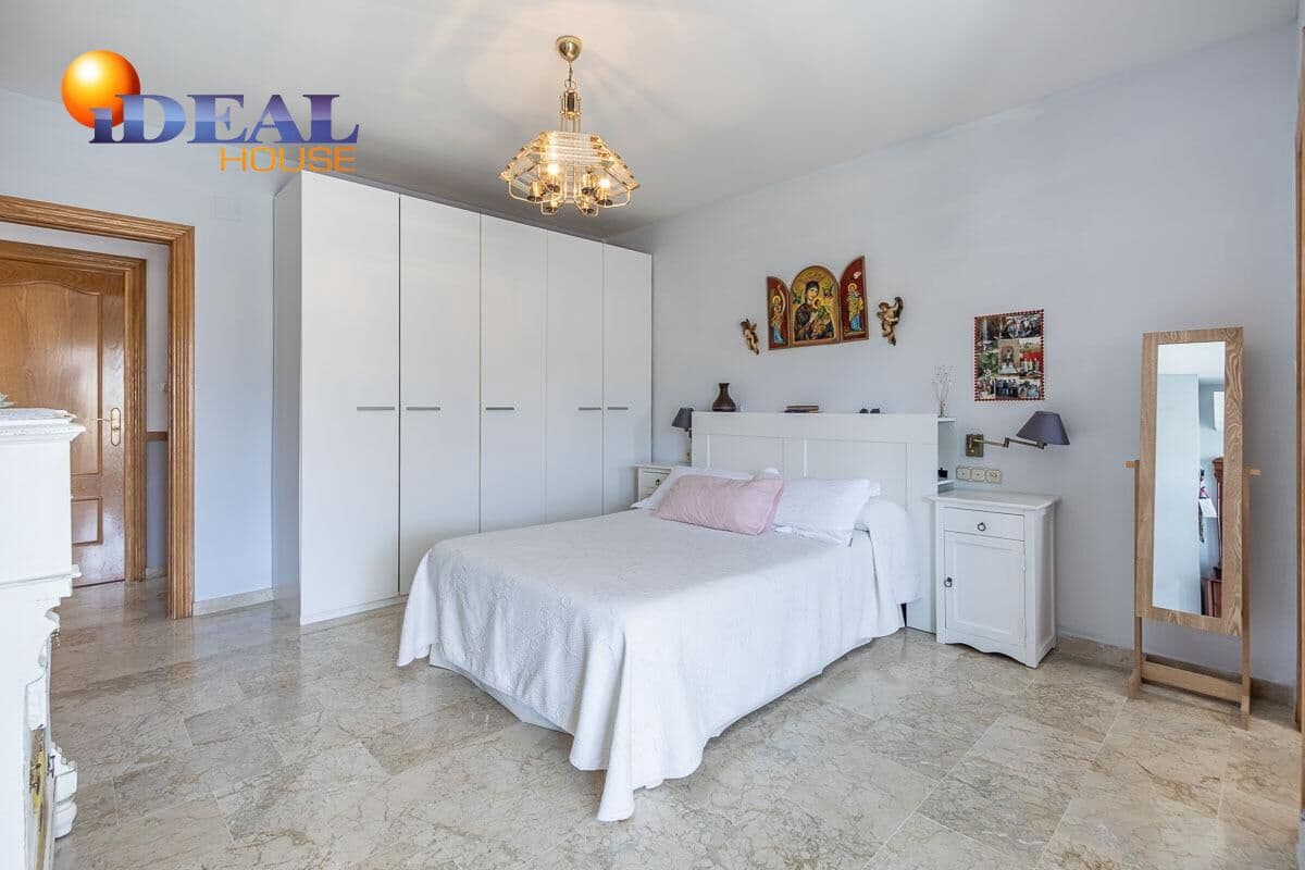 6 makuuhuone Huvila myytävänä paikassa Gojar mukana uima-altaan 
autotalli - 445 000 € (Ref: 9433983)