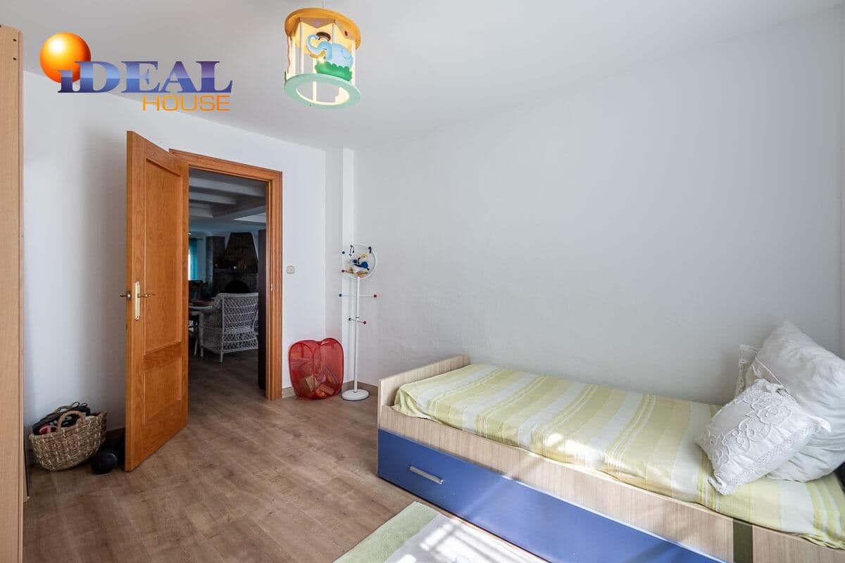 6 makuuhuone Huvila myytävänä paikassa Gojar mukana uima-altaan 
autotalli - 445 000 € (Ref: 9433983)