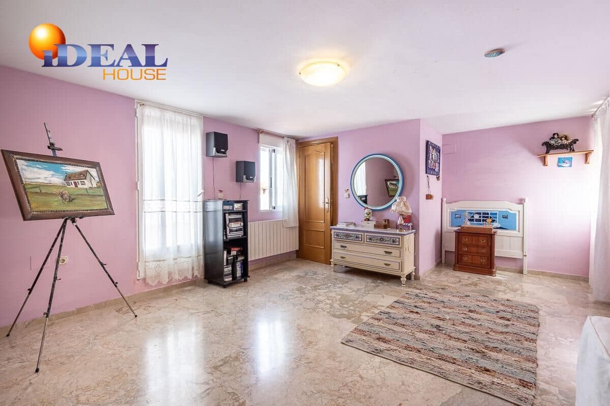 6 makuuhuone Huvila myytävänä paikassa Gojar mukana uima-altaan 
autotalli - 445 000 € (Ref: 9433983)