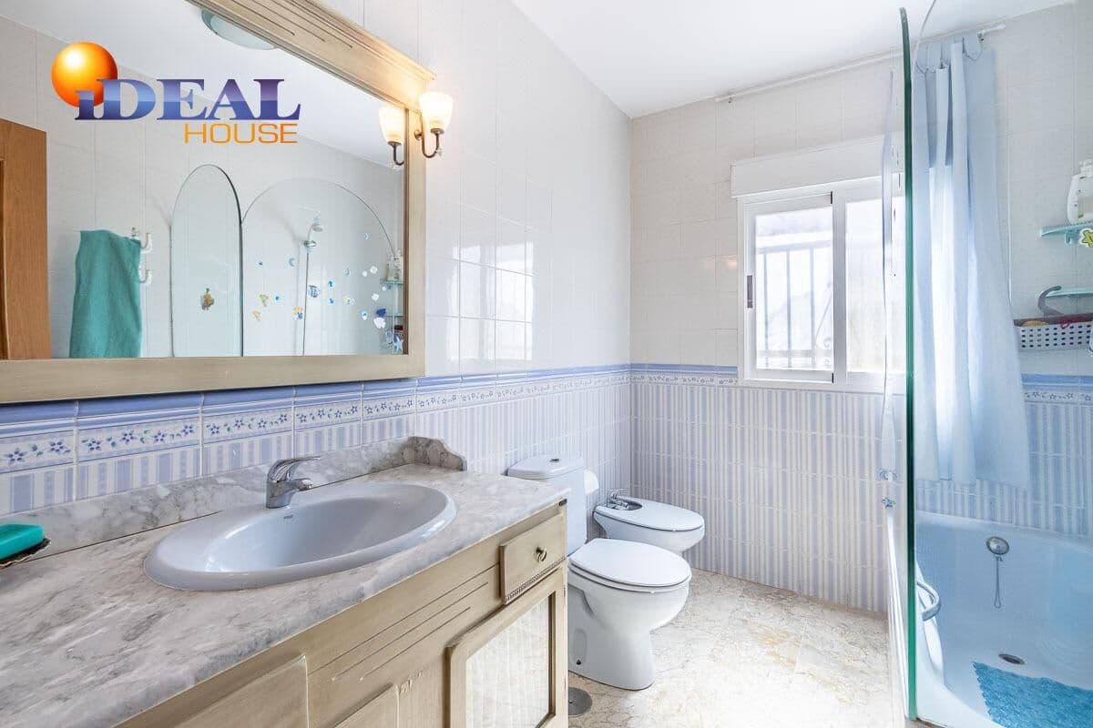 6 makuuhuone Huvila myytävänä paikassa Gojar mukana uima-altaan 
autotalli - 445 000 € (Ref: 9433983)