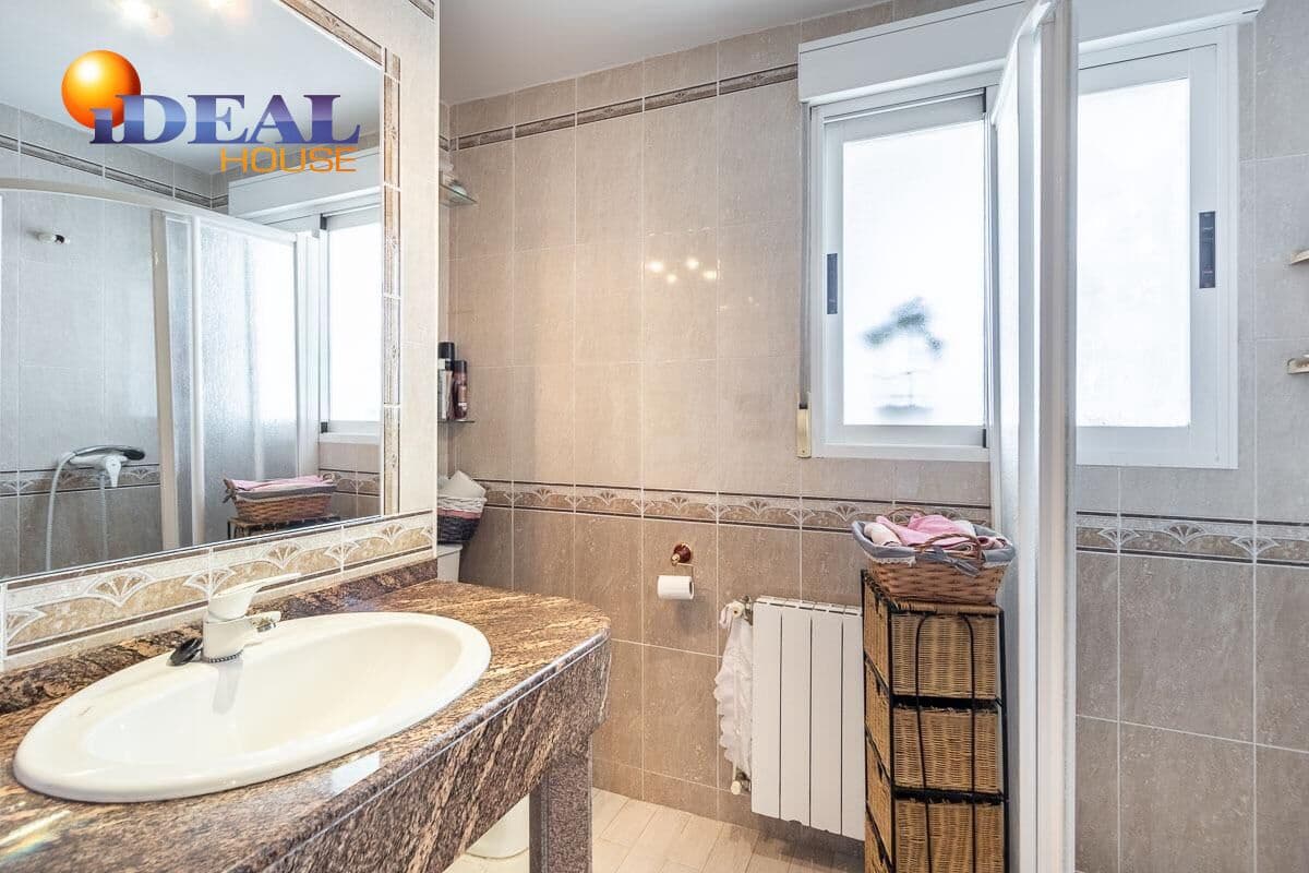 6 makuuhuone Huvila myytävänä paikassa Gojar mukana uima-altaan 
autotalli - 445 000 € (Ref: 9433983)