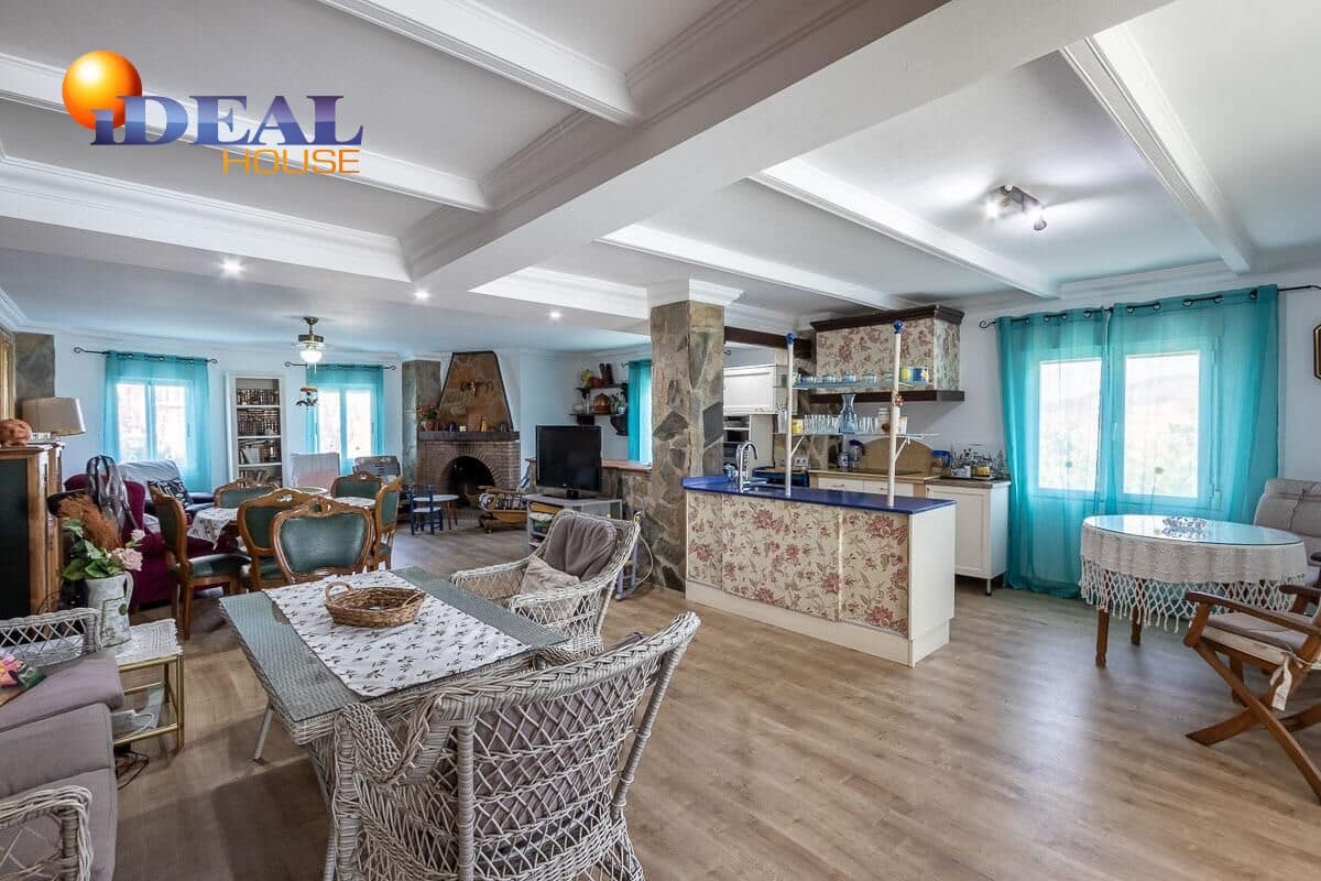 6 makuuhuone Huvila myytävänä paikassa Gojar mukana uima-altaan 
autotalli - 445 000 € (Ref: 9433983)